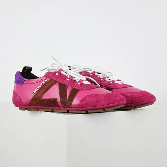Louis Vuitton Sneakers Low-Profile Lace-Up with V Overlays product detail image 35