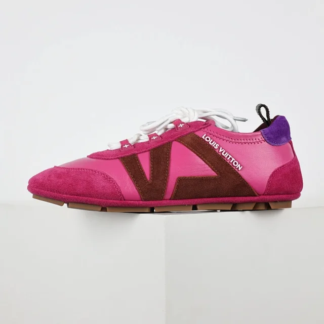Louis Vuitton Sneakers Low-Profile Lace-Up with V Overlays product detail image 29