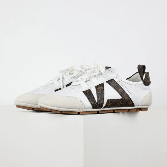 Louis Vuitton Sneakers Low-Profile Lace-Up with V Overlays product detail image 28