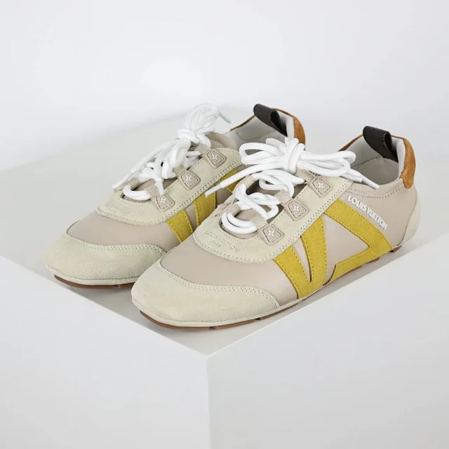 Louis Vuitton Sneakers Low-Profile Lace-Up with V Overlays product detail image 8