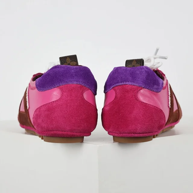 Louis Vuitton Sneakers Low-Profile Lace-Up with V Overlays product detail image 31
