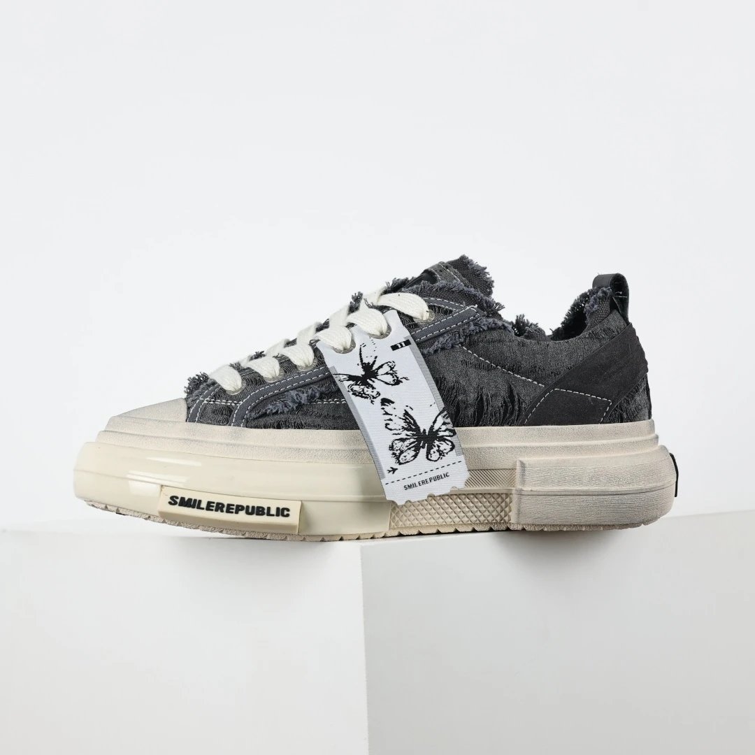 SMILEREPUBLIC Sneakers Low-top frayed canvas platform — Open mouth smile black and white ash