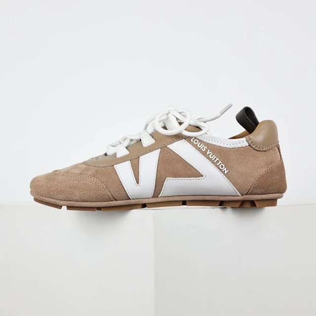 Louis Vuitton Sneakers Low-Profile Lace-Up with V Overlays product detail image 11