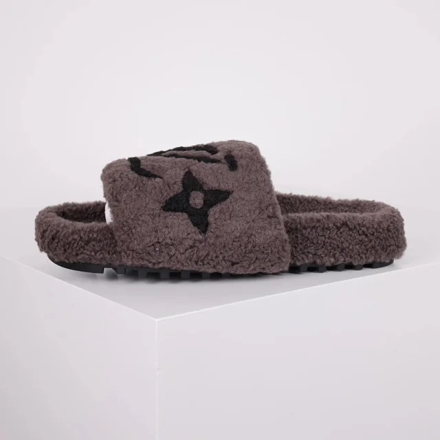 Louis Vuitton Slippers A2 plush open-toe slide product detail image 31
