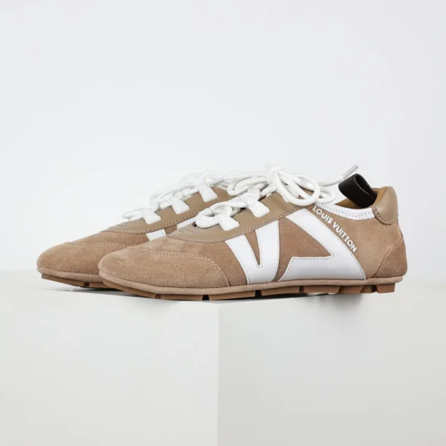 Louis Vuitton Sneakers Low-Profile Lace-Up with V Overlays product detail image 19