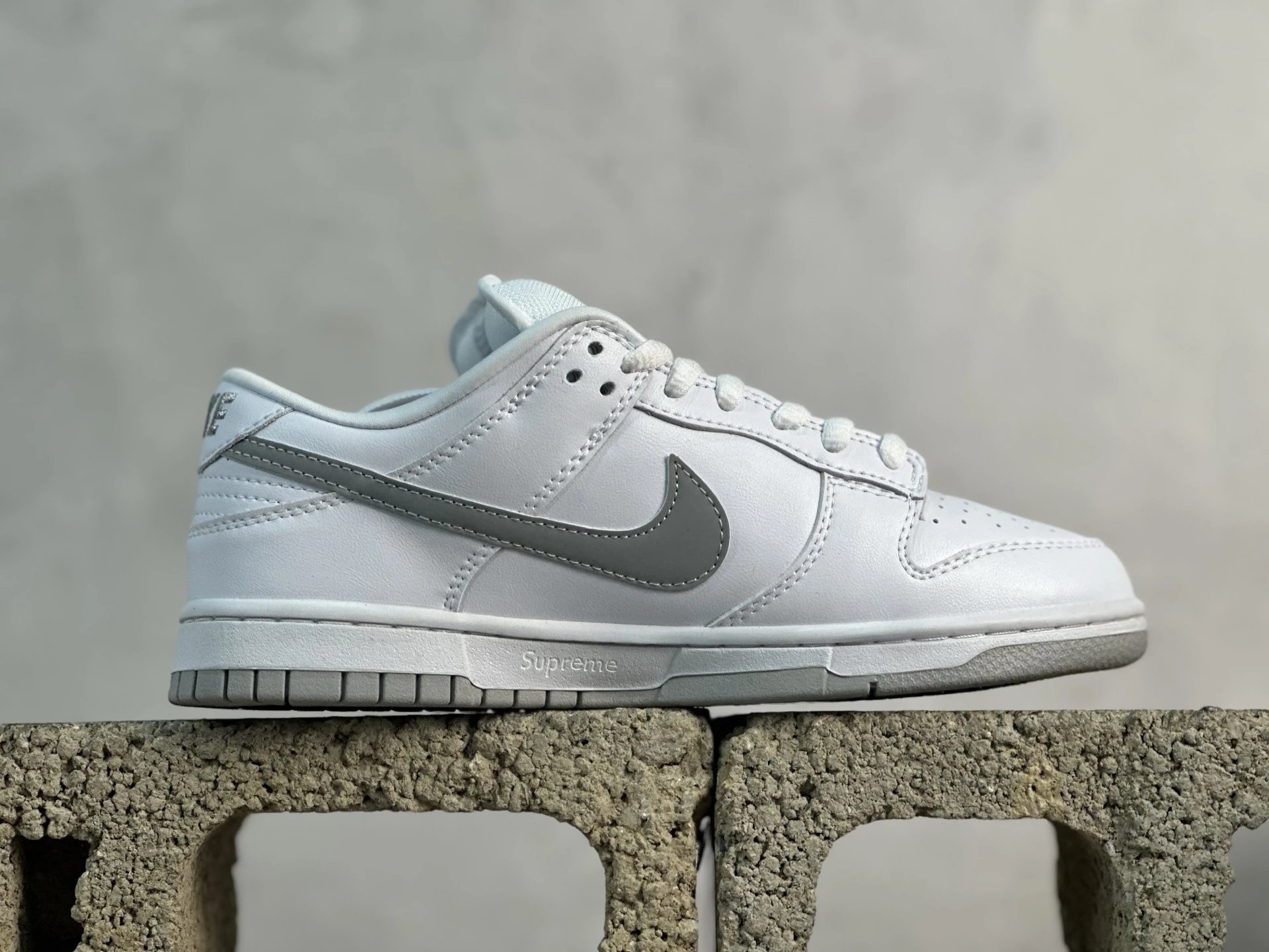 Nike SB Dunk Low Supreme White Metallic Silver HQ8487-100