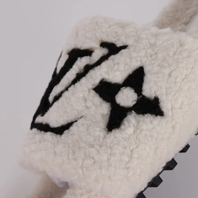 Louis Vuitton Slippers A2 plush open-toe slide product detail image 4