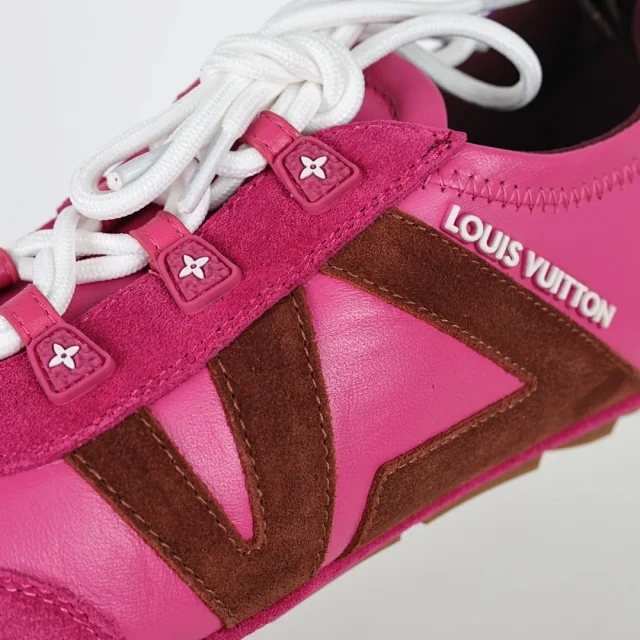 Louis Vuitton Sneakers Low-Profile Lace-Up with V Overlays product detail image 32