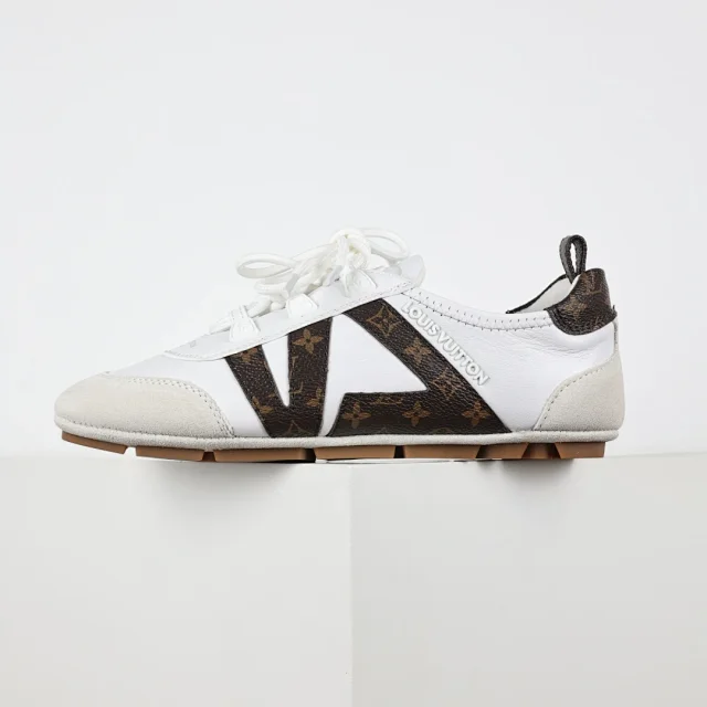 Louis Vuitton Sneakers Low-Profile Lace-Up with V Overlays product detail image 20