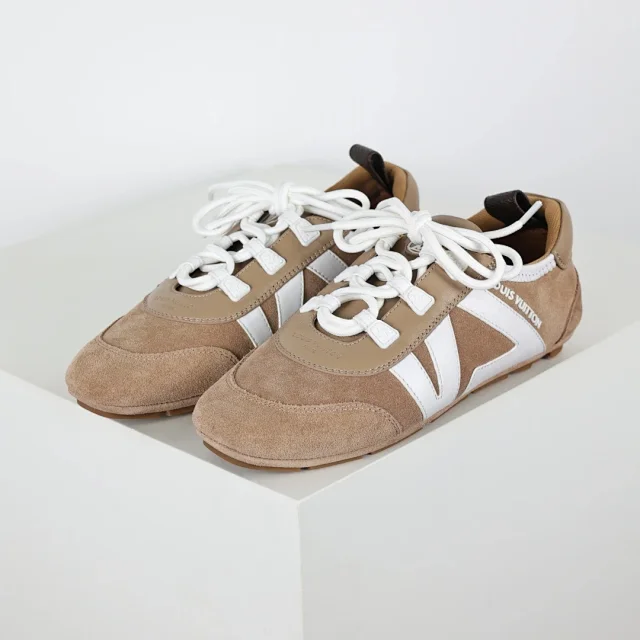 Louis Vuitton Sneakers Low-Profile Lace-Up with V Overlays product detail image 17