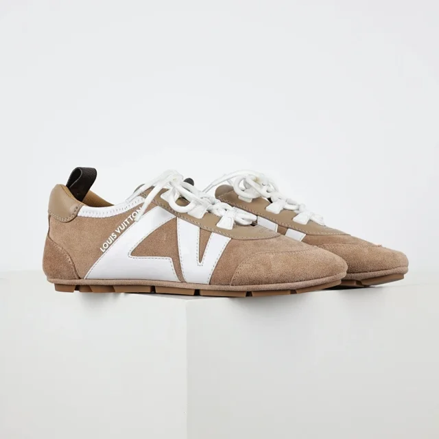 Louis Vuitton Sneakers Low-Profile Lace-Up with V Overlays product detail image 18