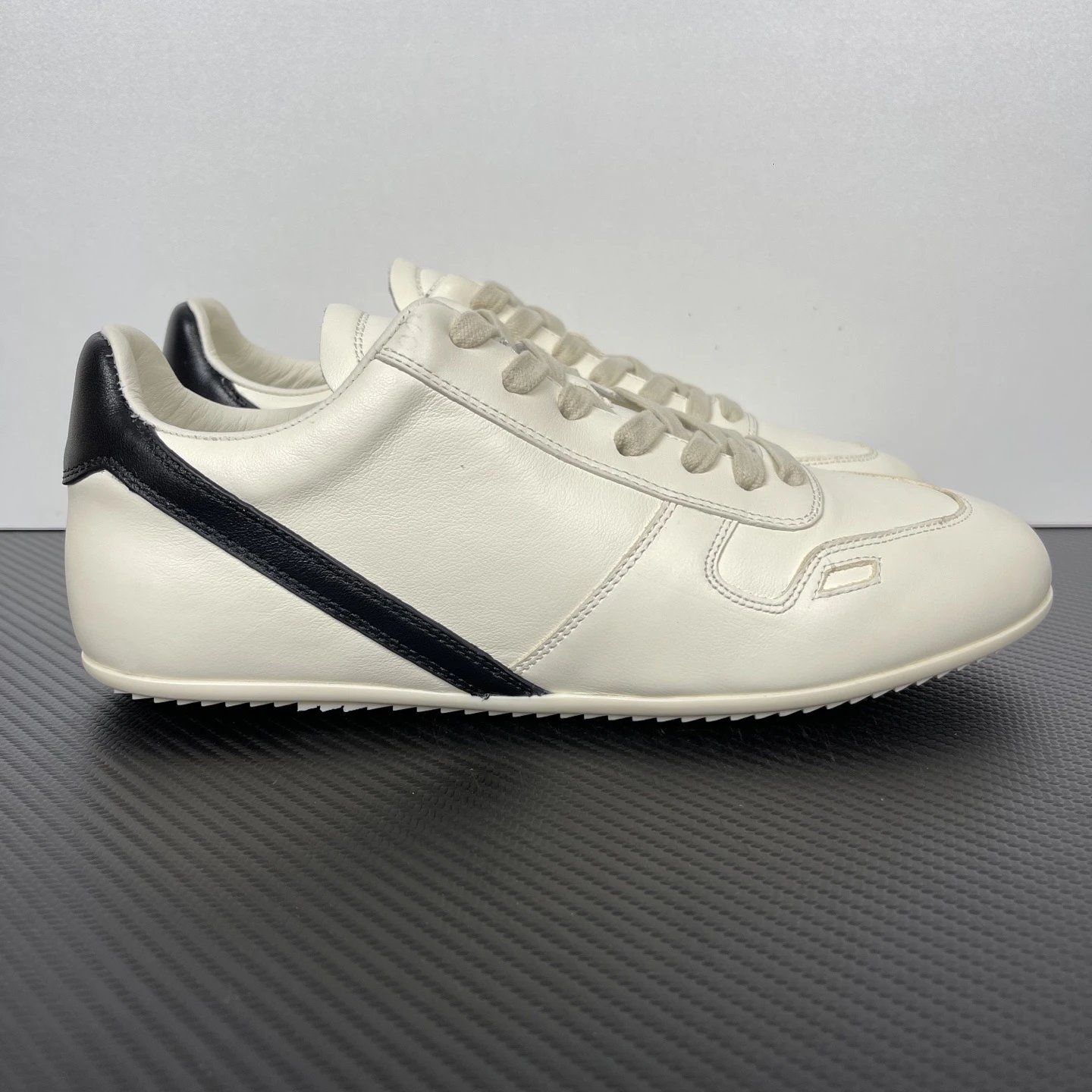 Unbranded Sneakers Low-Top Lace-Up with Contrast Diagonal Side Stripe — RO Round-toe German Training Shoes White