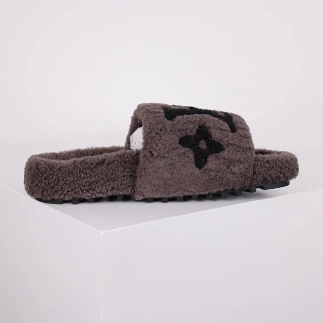 Louis Vuitton Slippers A2 plush open-toe slide product detail image 33
