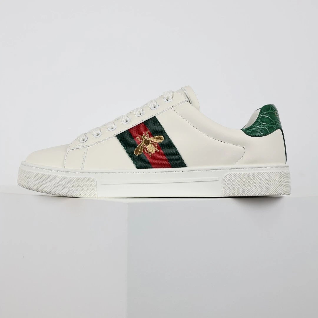 Gucci Sneakers Low-top GG canvas with Web stripe — GUCCI classic board shoes white red green