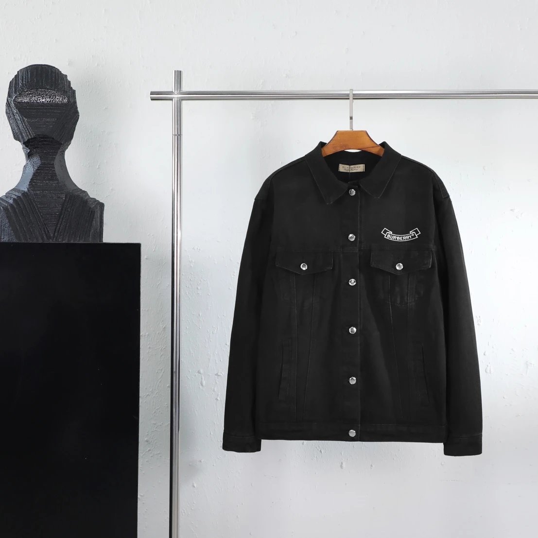 Burberry Logo-Embroidered Windbreaker Black Jacket Outerwear.windbreaker - 35