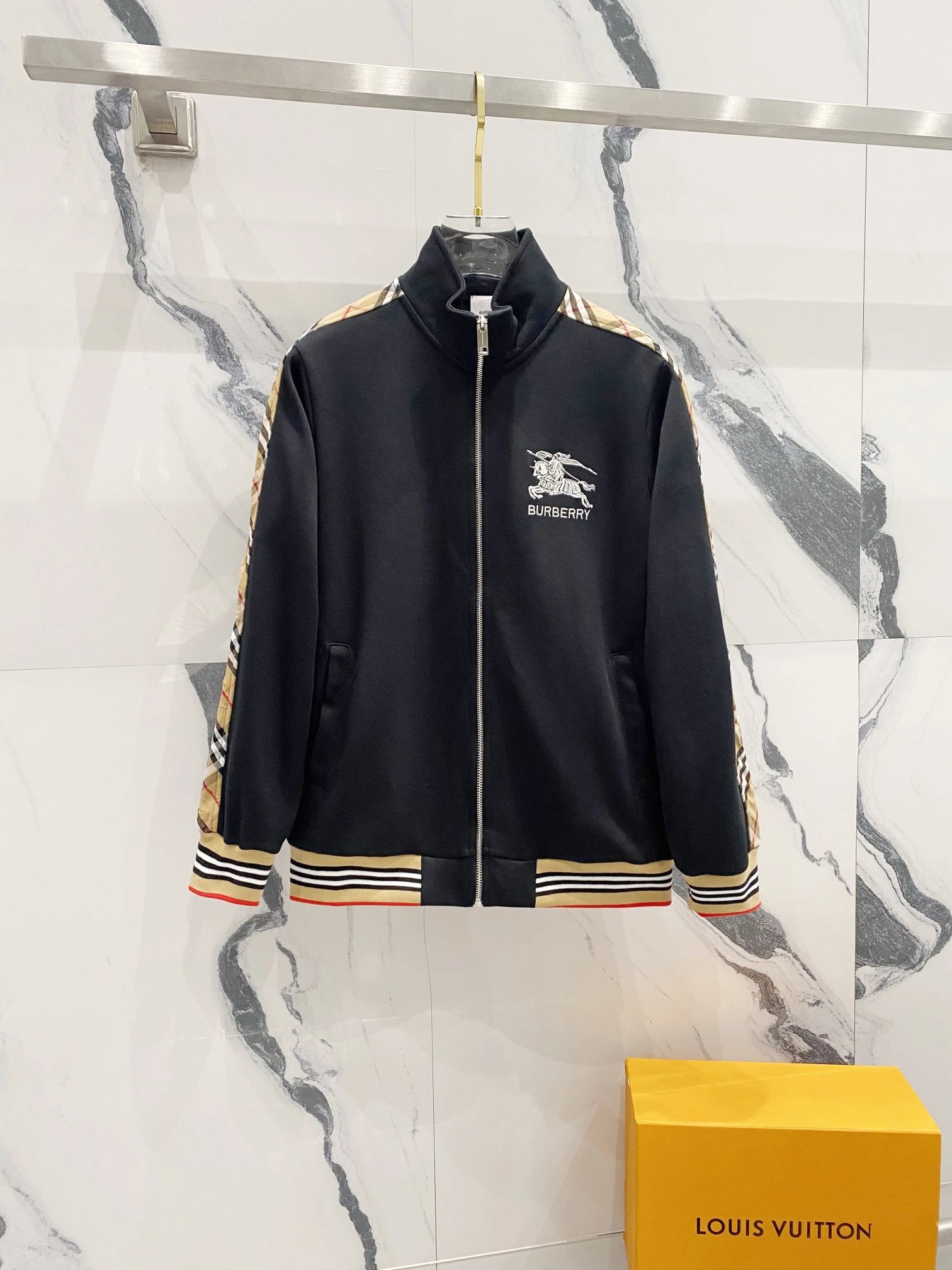 Burberry Logo-Embroidered Windbreaker Black Jacket Outerwear.windbreaker - 51