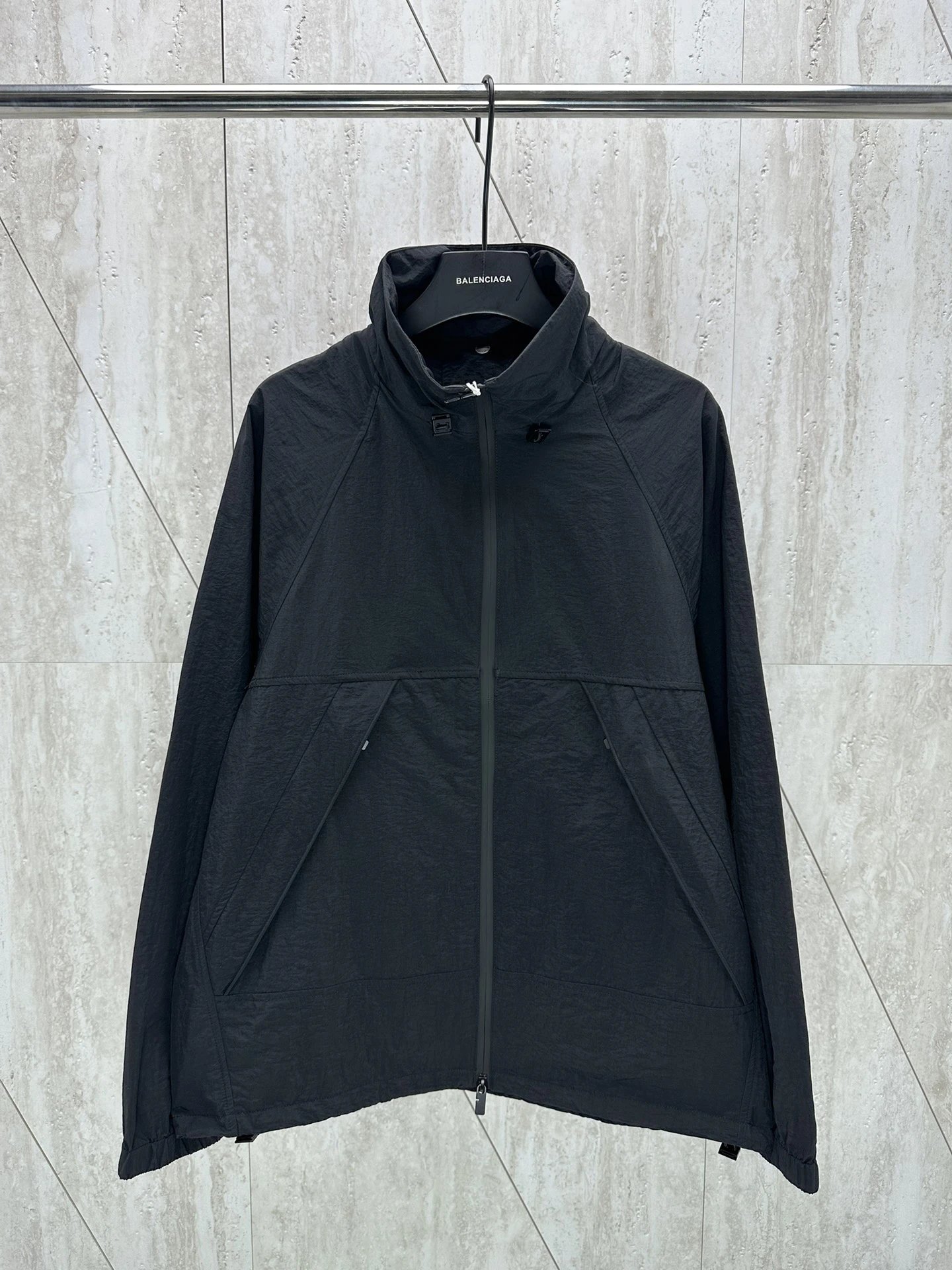 Burberry Logo-Embroidered Windbreaker Black Jacket Outerwear.windbreaker - 43