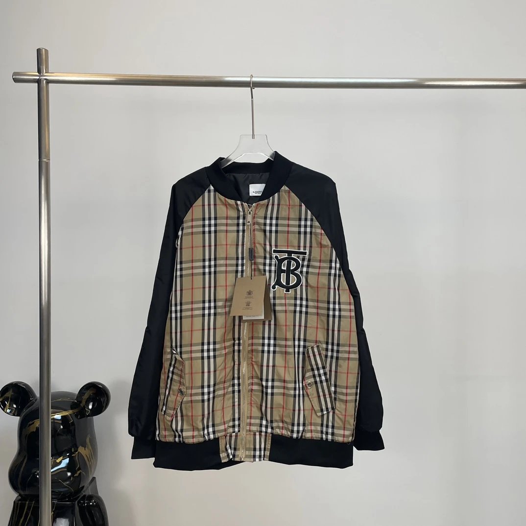 Burberry Logo-Embroidered Windbreaker Black Jacket Outerwear.windbreaker - 39