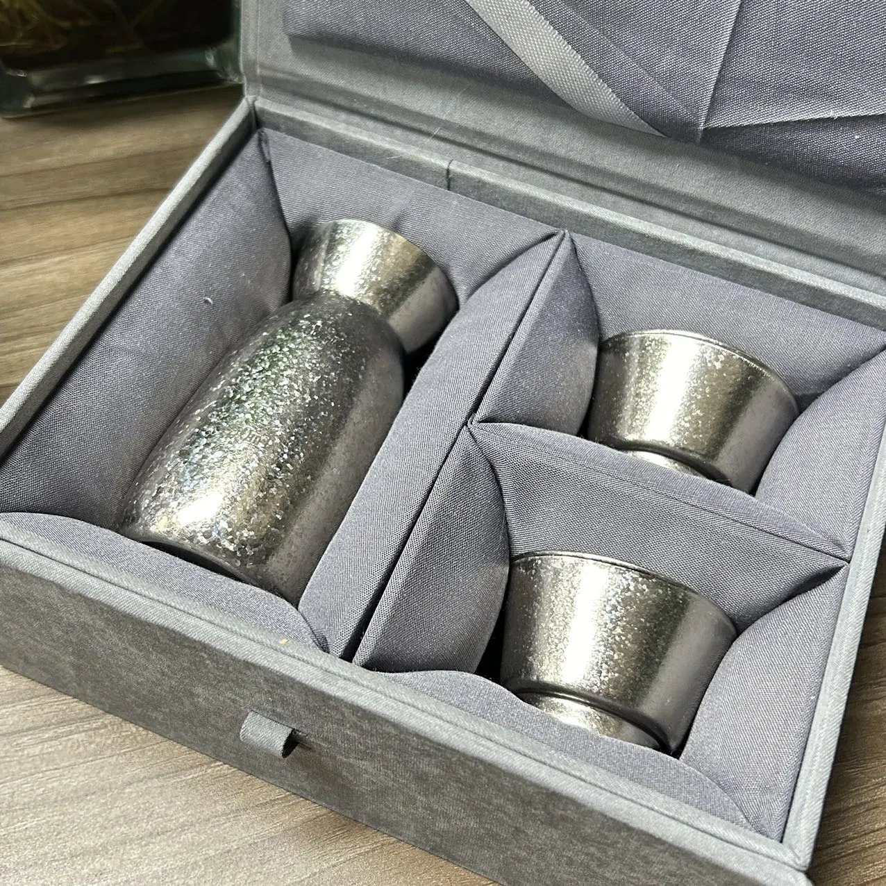 Set: 1 liquor dispenser (100ml) + 2 cups + gift box