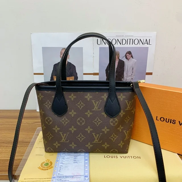 Gucci Travel Bags Zip-Top Monogram Duffel Bag with Shoulder Strap product detail image 9