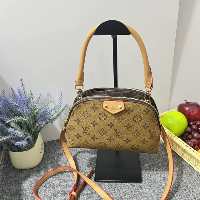 Gucci Travel Bags Zip-Top Monogram Duffel Bag with Shoulder Strap product detail image 15