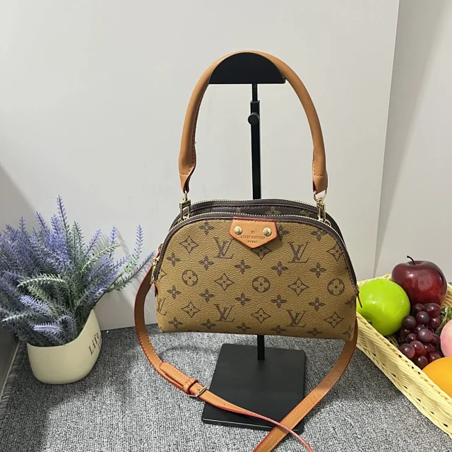 Gucci Travel Bags Zip-Top Monogram Duffel Bag with Shoulder Strap product detail image 13