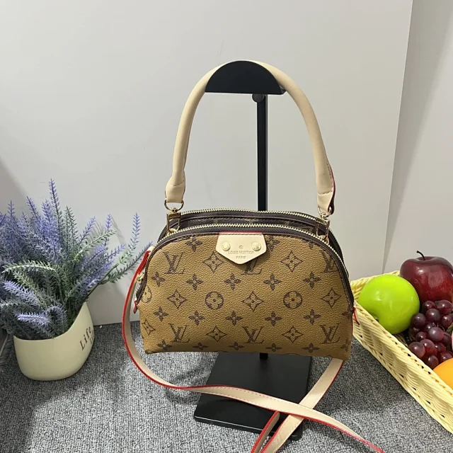 Gucci Travel Bags Zip-Top Monogram Duffel Bag with Shoulder Strap product detail image 14