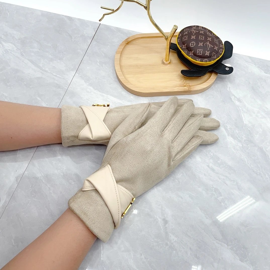 Design Cable Knit Gloves with Carriage Motif Beige Knit Gloves - 8