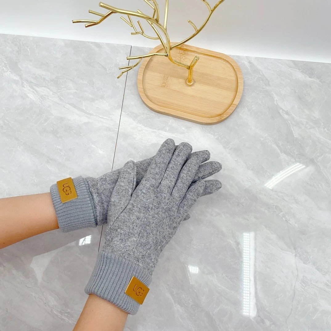 Design Cable Knit Gloves with Carriage Motif Beige Knit Gloves - 14