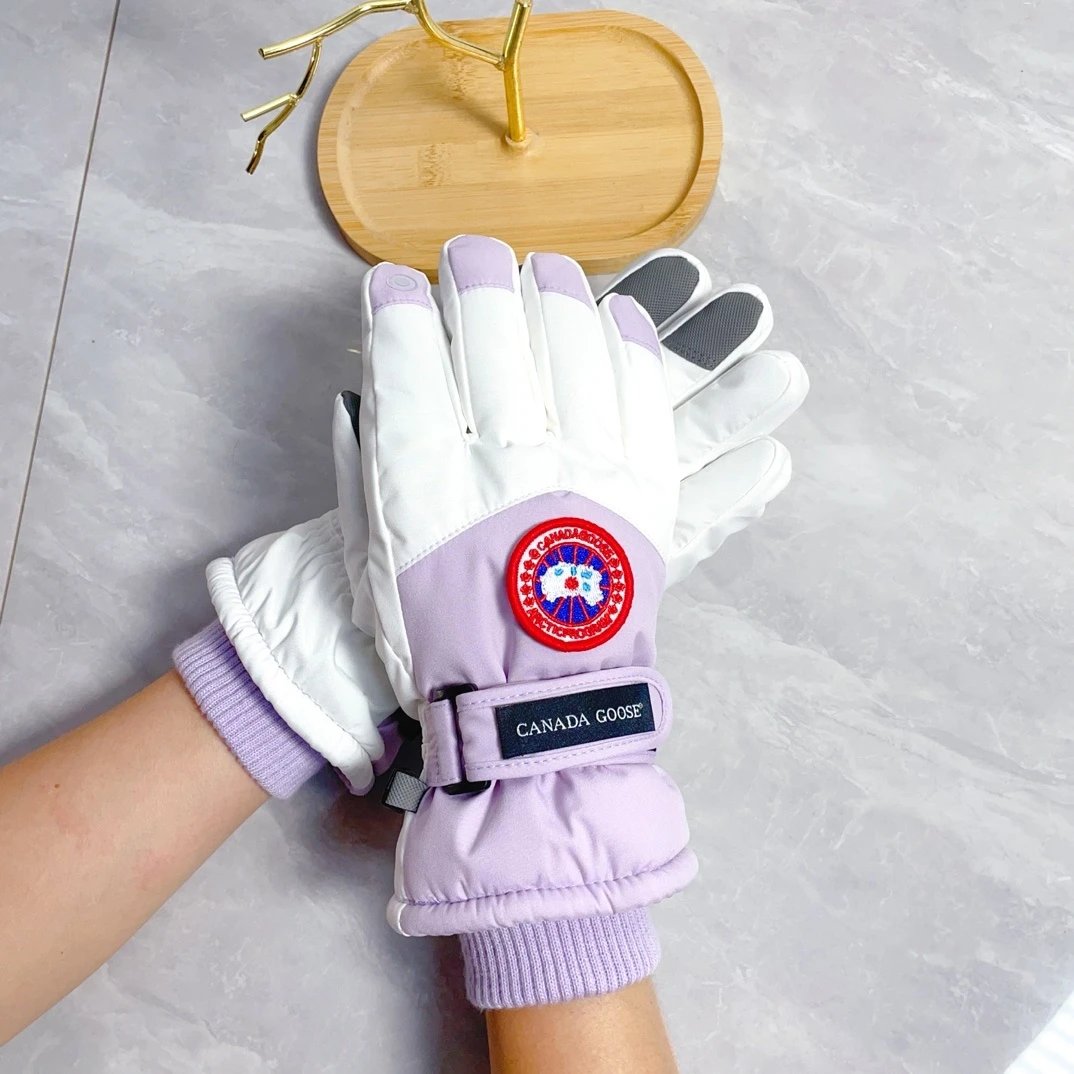 Design Cable Knit Gloves with Carriage Motif Beige Knit Gloves - 15