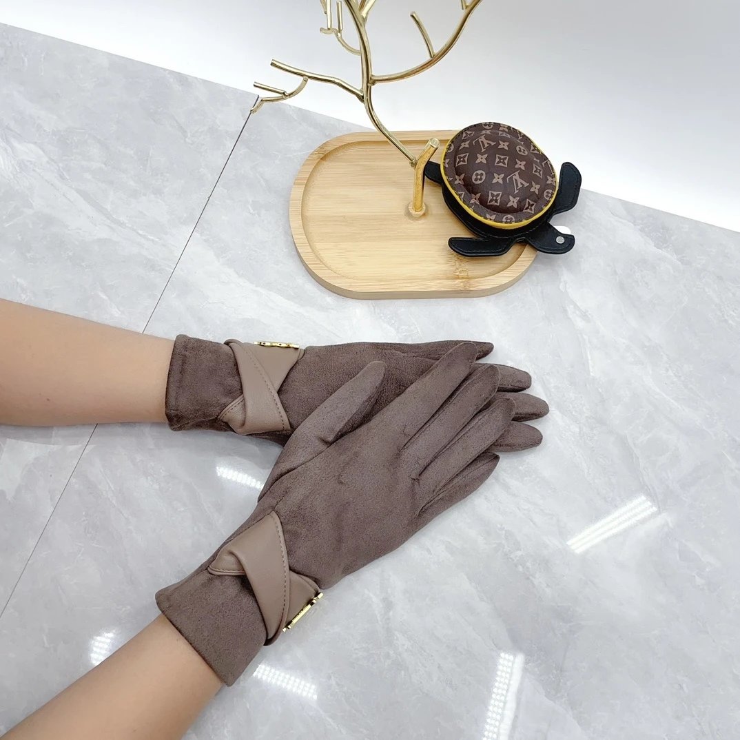 Design Cable Knit Gloves with Carriage Motif Beige Knit Gloves - 7