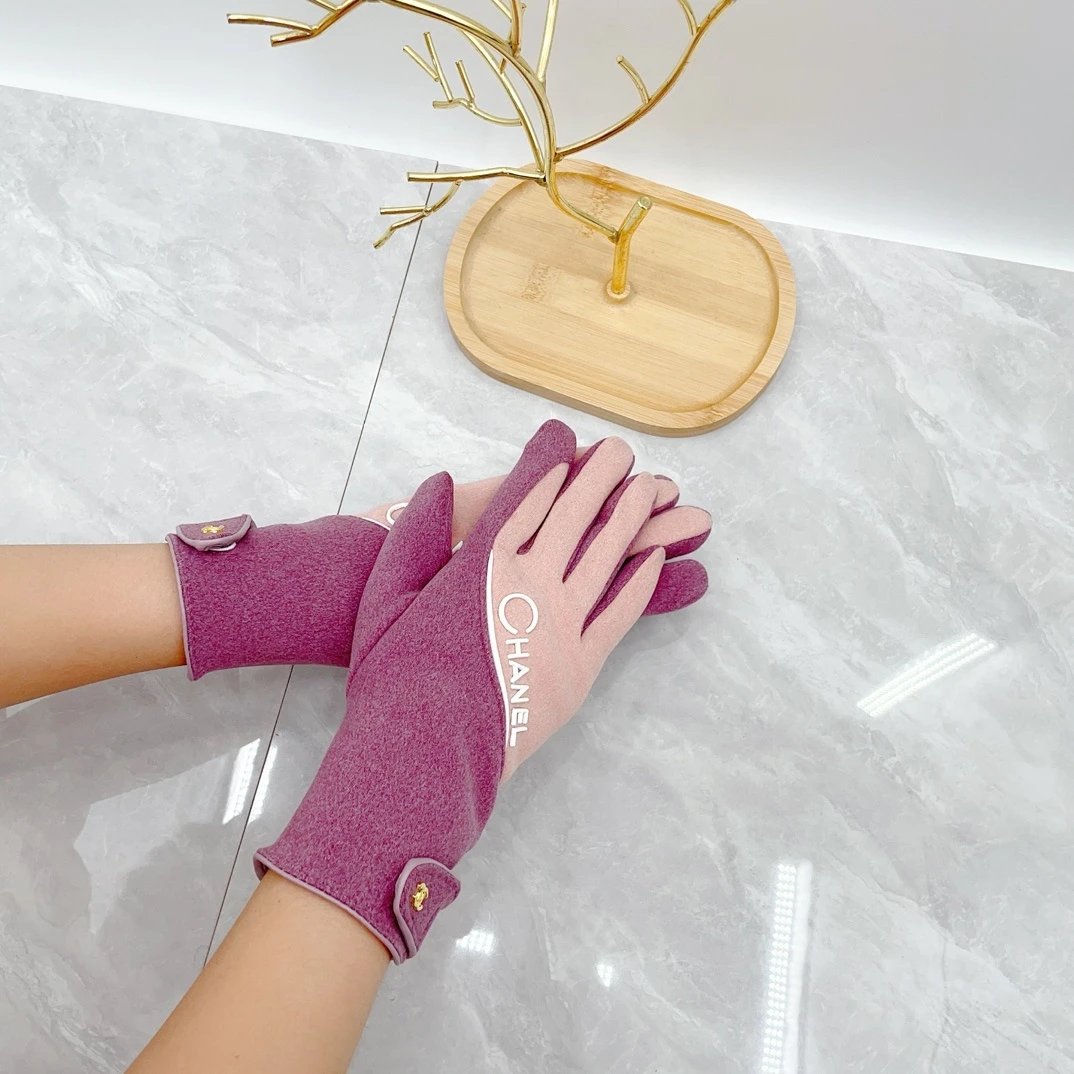 Design Cable Knit Gloves with Carriage Motif Beige Knit Gloves - 9