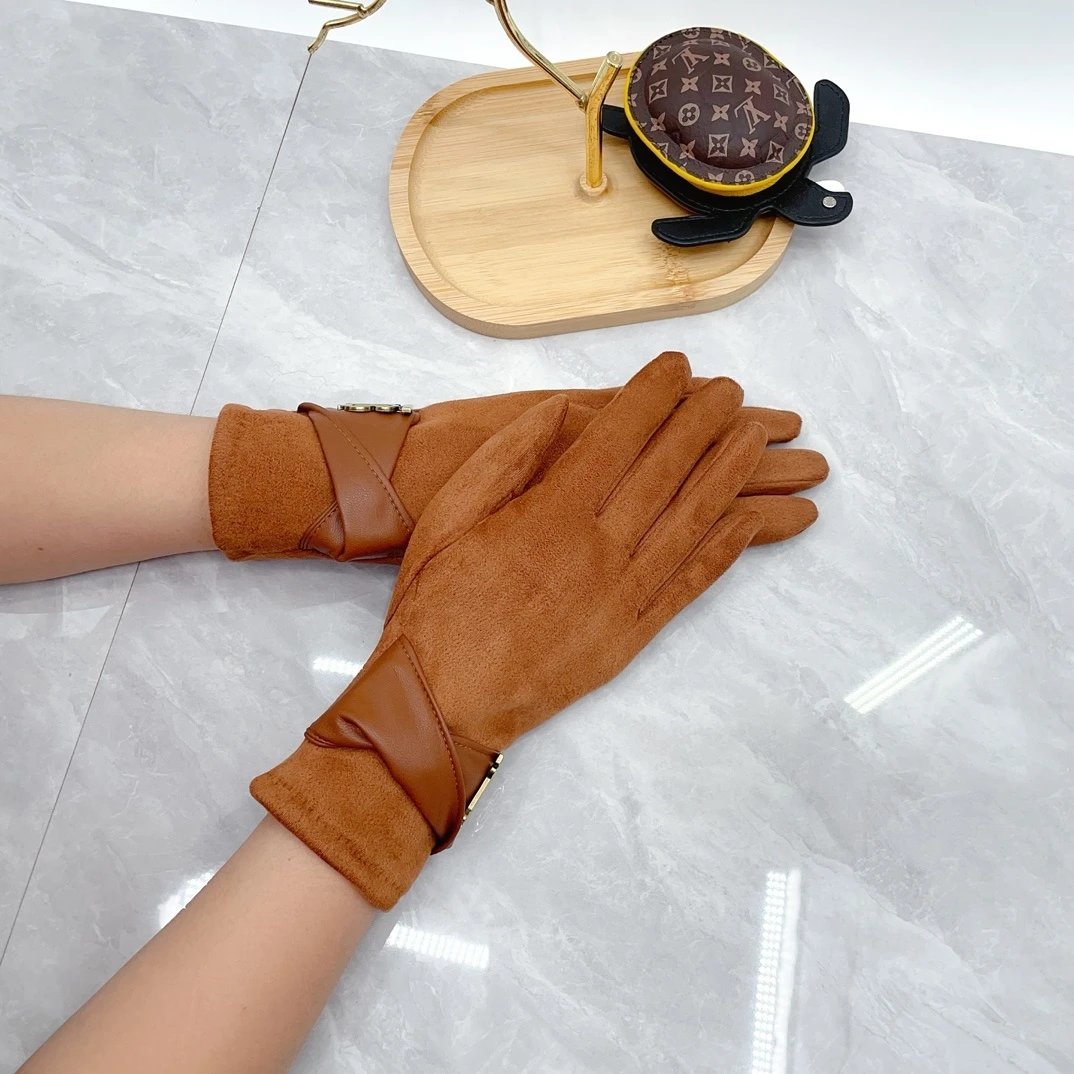 Design Cable Knit Gloves with Carriage Motif Beige Knit Gloves - 6