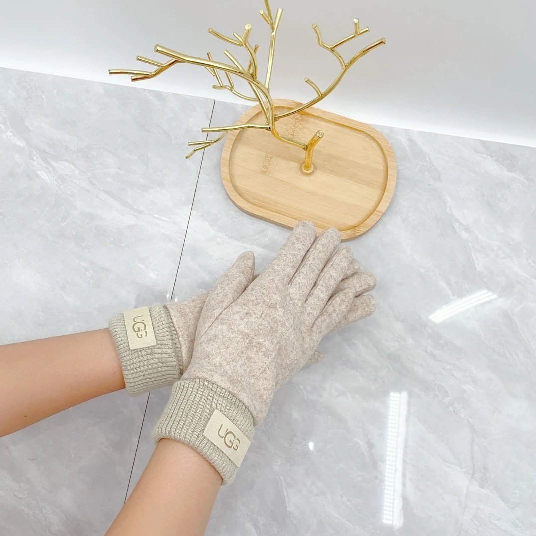 Design Cable Knit Gloves with Carriage Motif Beige Knit Gloves - 13