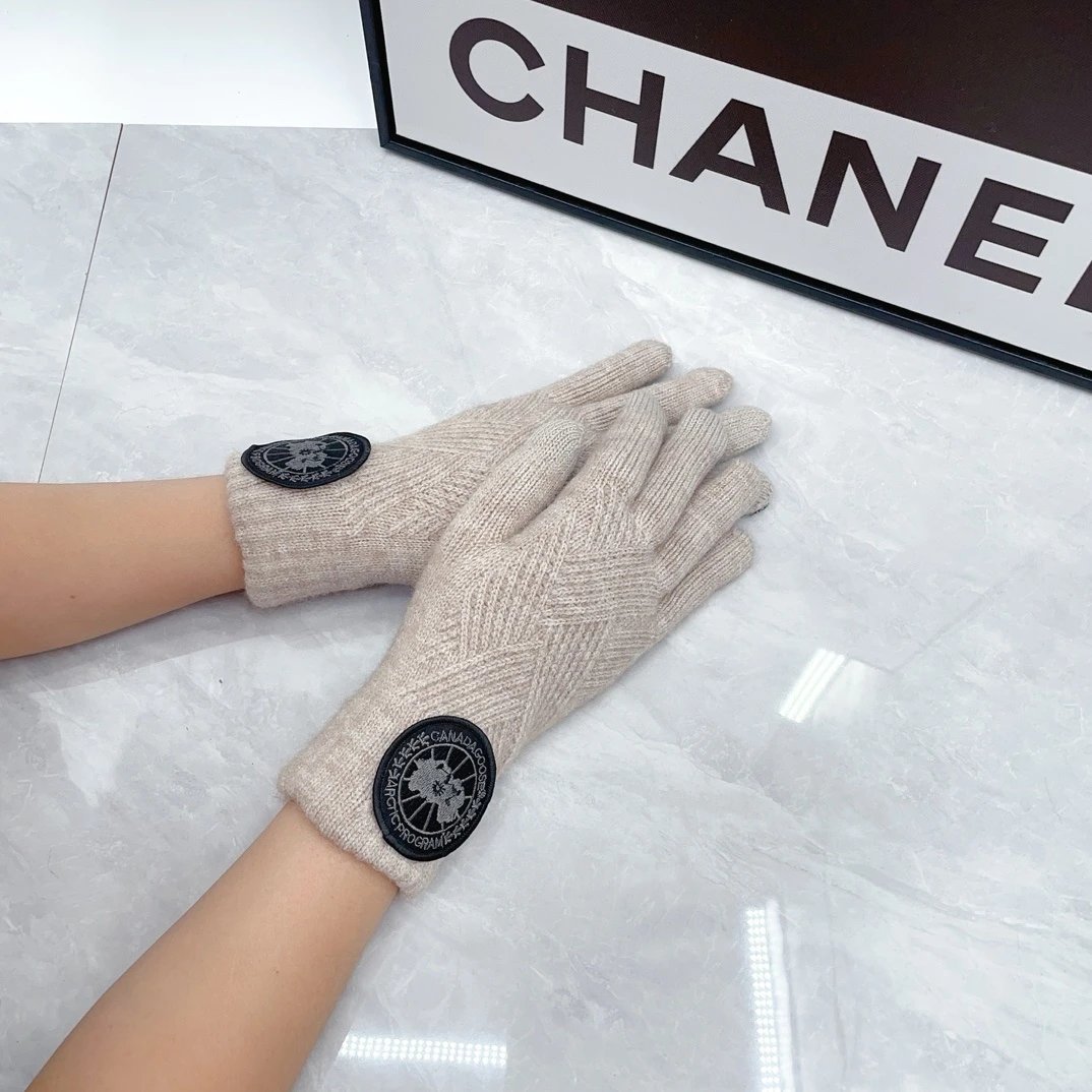 Design Cable Knit Gloves with Carriage Motif Beige Knit Gloves - 4
