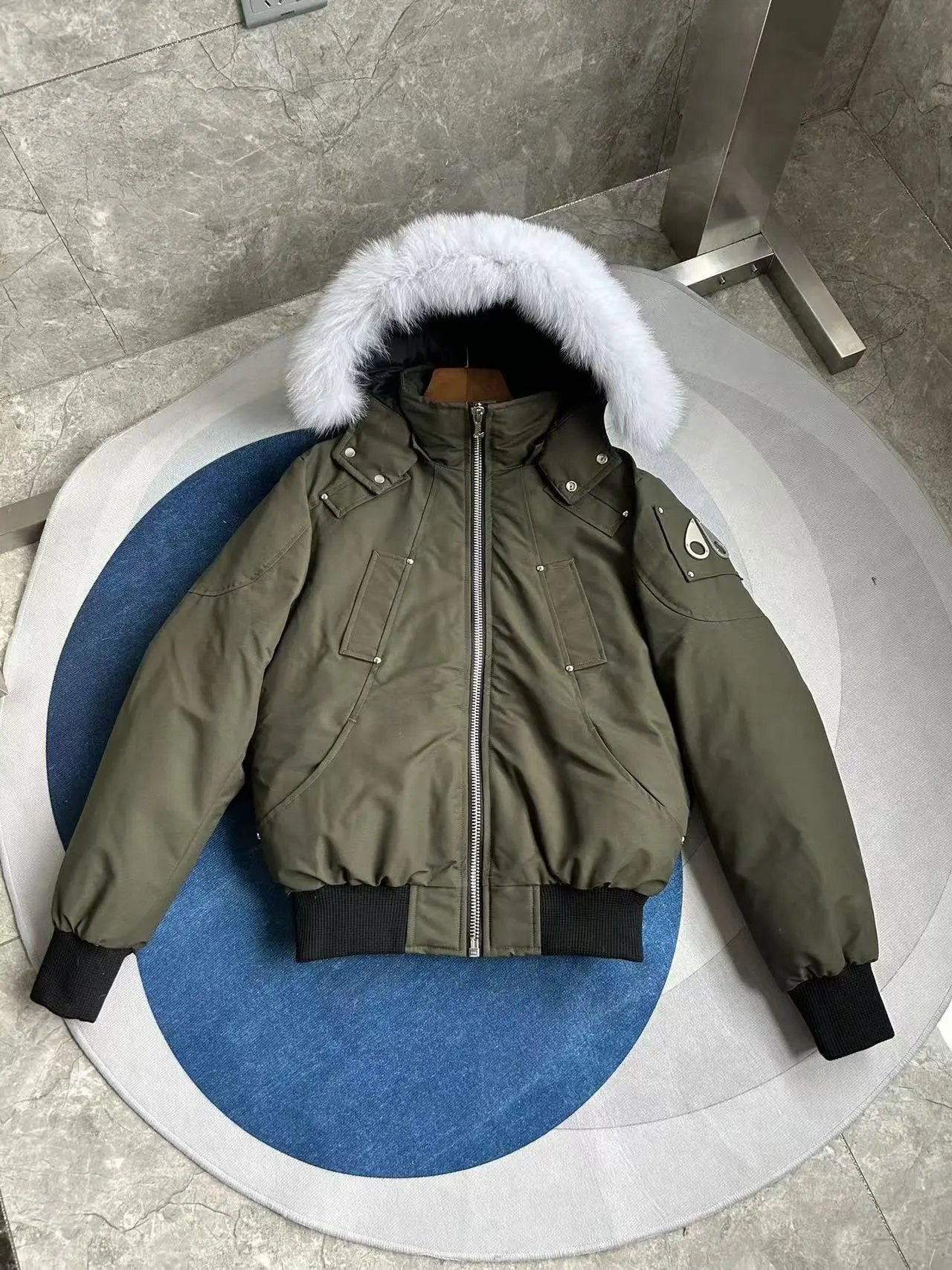 13 green and white fur collar