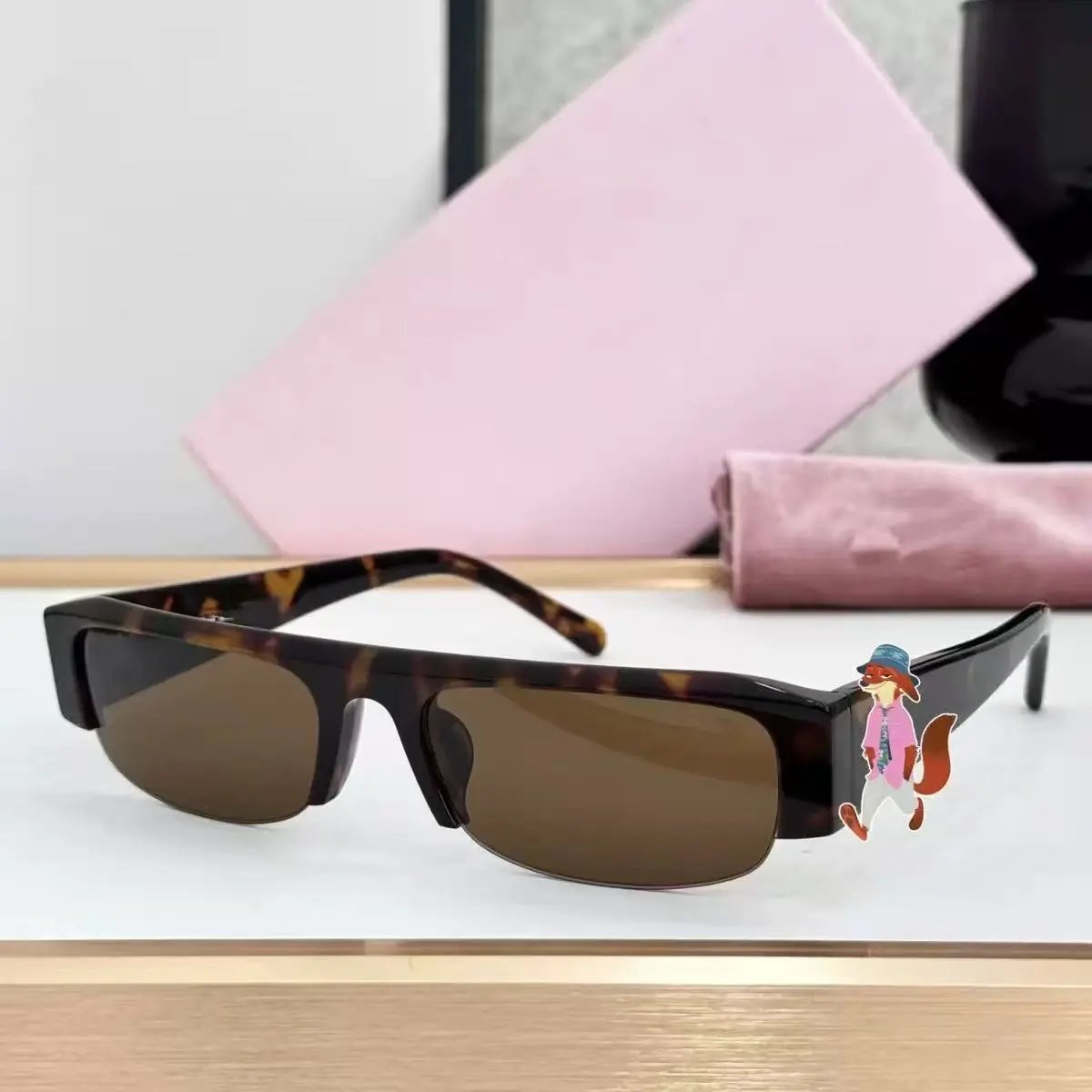 Design Rectangular Tortoiseshell Sunglasses with Brown Lenses Eyewear
