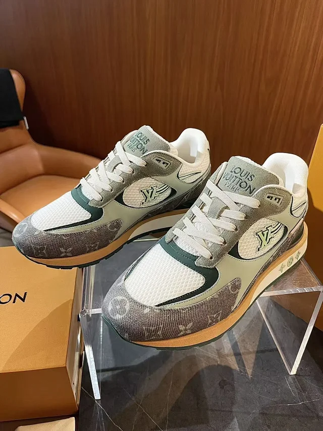Louis Vuitton Sneakers Low-top LV logo product detail image 1