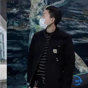 黑色