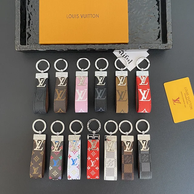 Louis Vuitton Uncategorized Monogram Leather Keychain product detail image 4