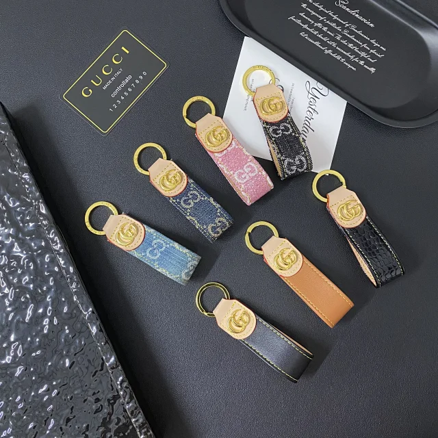 Louis Vuitton Uncategorized Leather strap keychain with gold-tone LV monogram product detail image 4