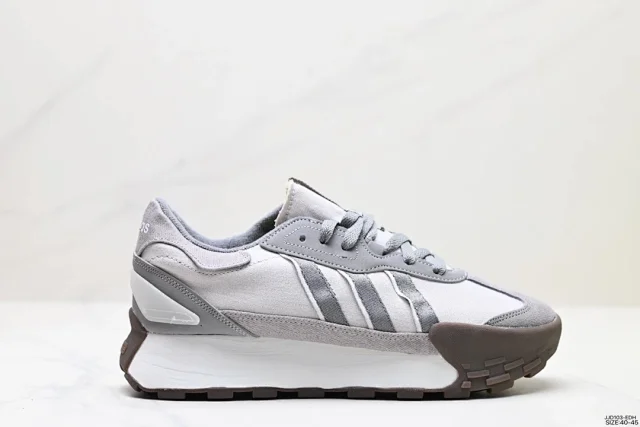 Adidas Sneakers Retro low-top with three-stripe side panels and chunky gum-accented sole product detail image 3