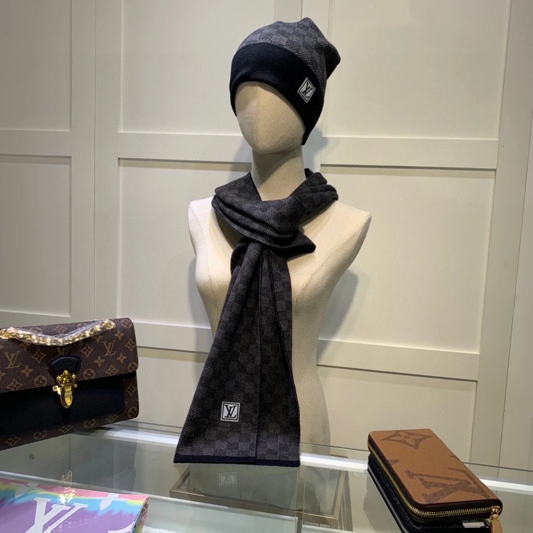 Louis Vuitton Monogram Gradient Black Beanie and Scarf Set Accessories - 24