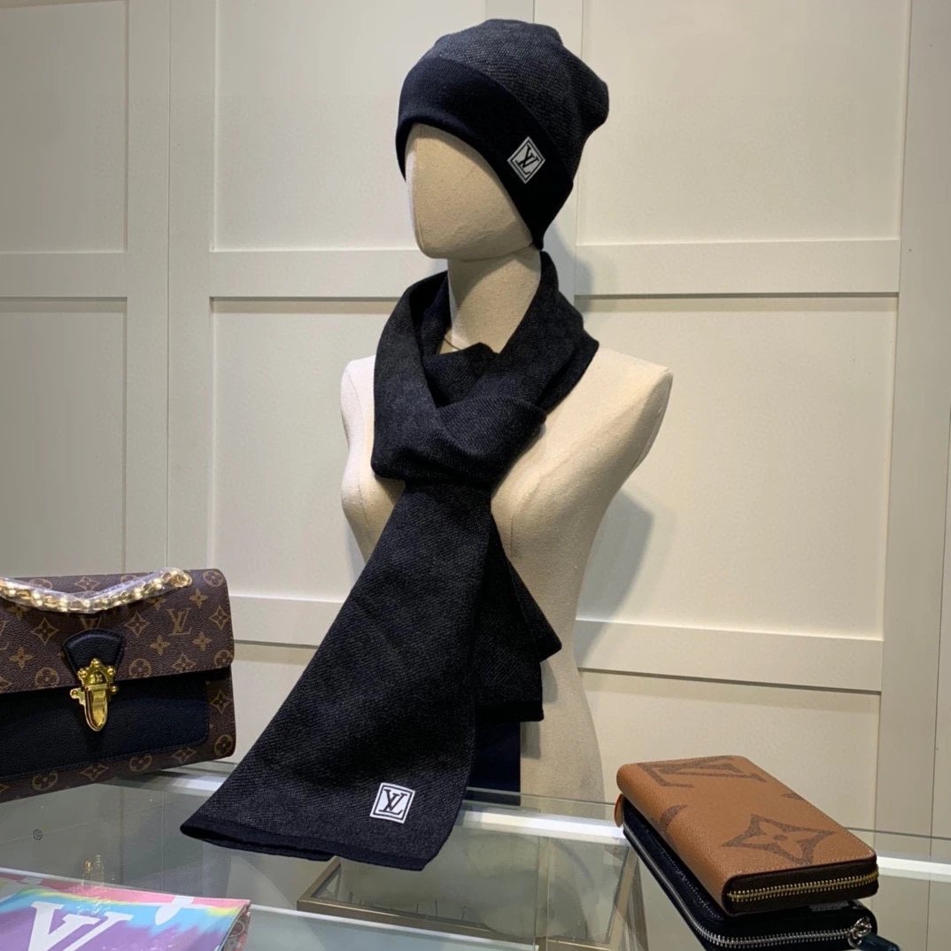 Louis Vuitton Monogram Gradient Black Beanie and Scarf Set Accessories - 22