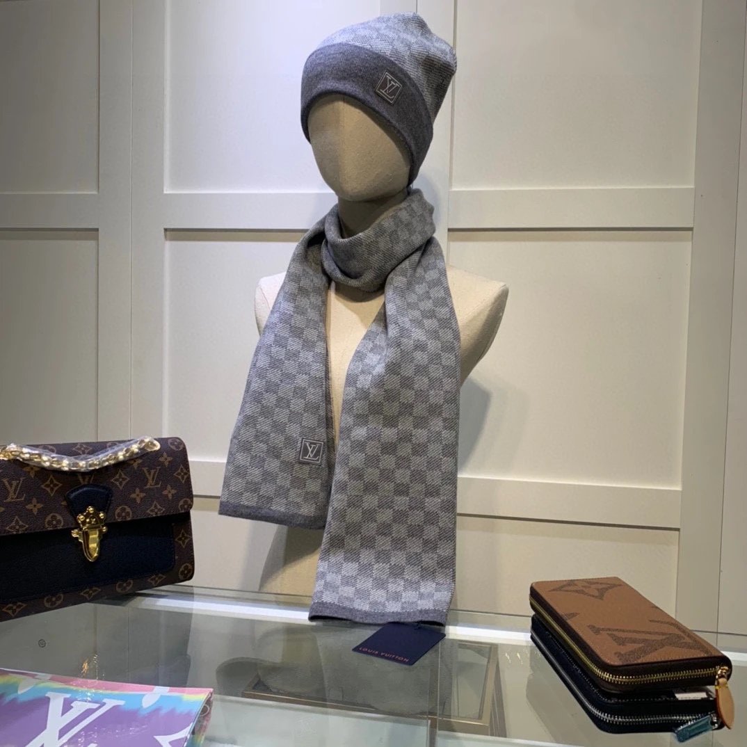 Louis Vuitton Monogram Gradient Black Beanie and Scarf Set Accessories - 25