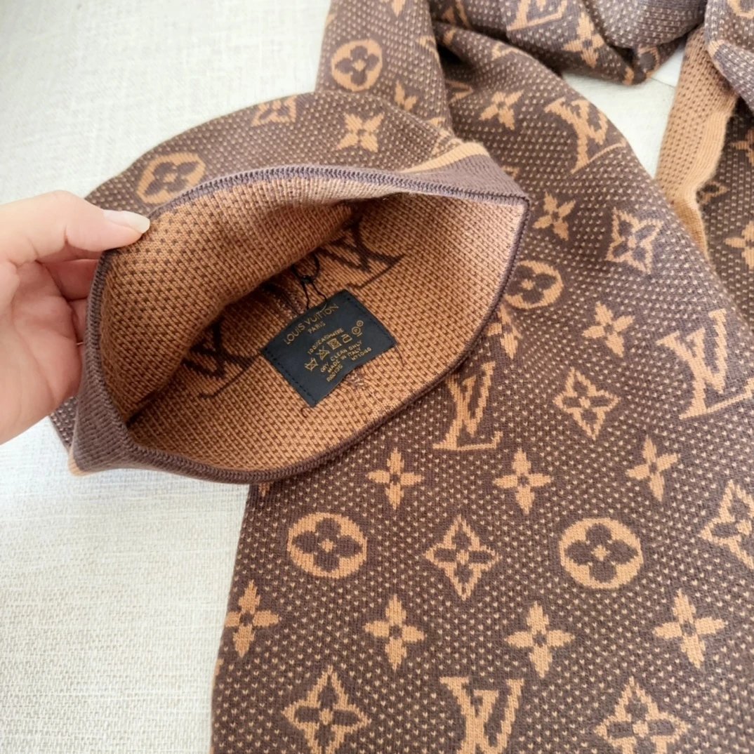 Louis Vuitton Monogram Gradient Black Beanie and Scarf Set Accessories - 8
