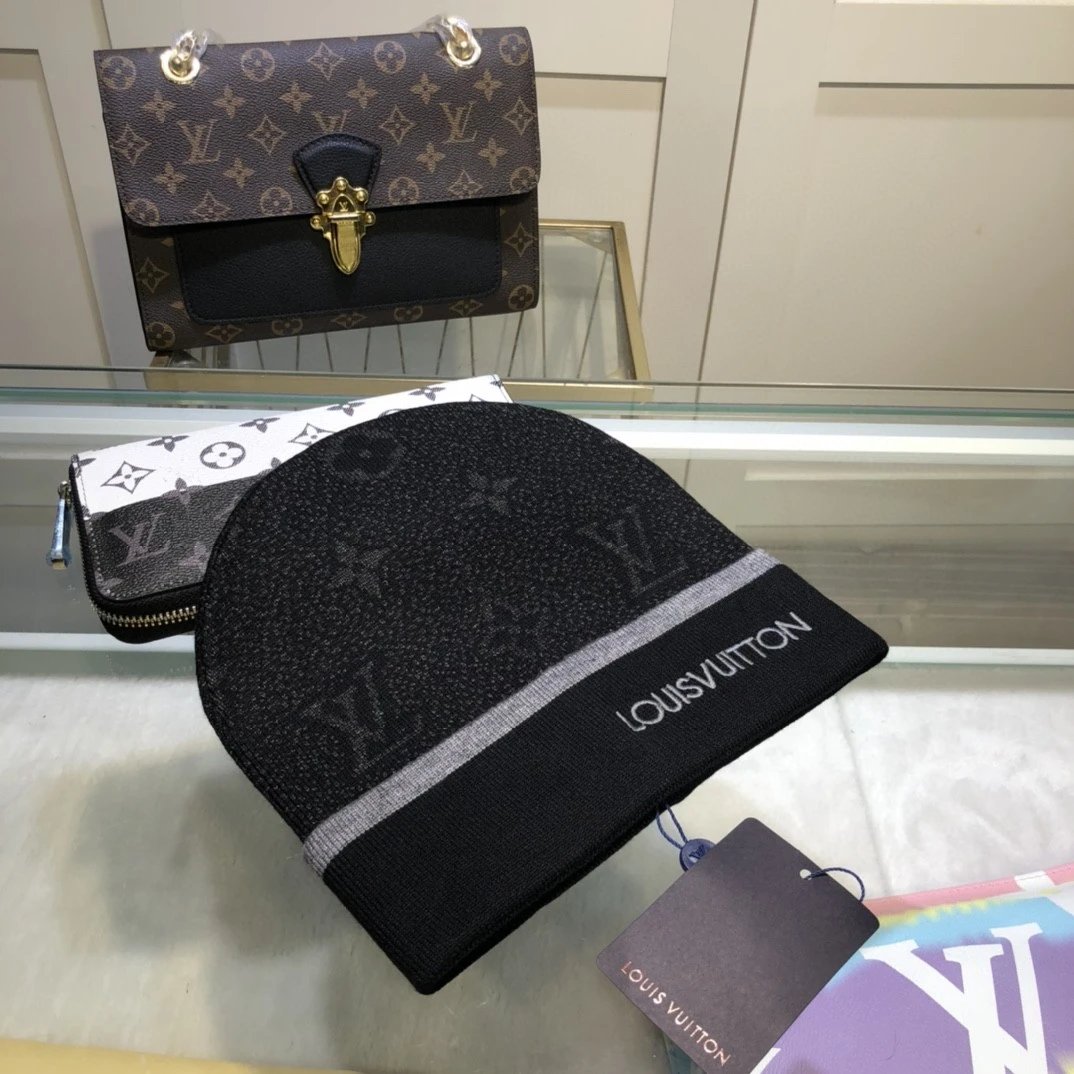 Louis Vuitton Monogram Gradient Black Beanie and Scarf Set Accessories - 13