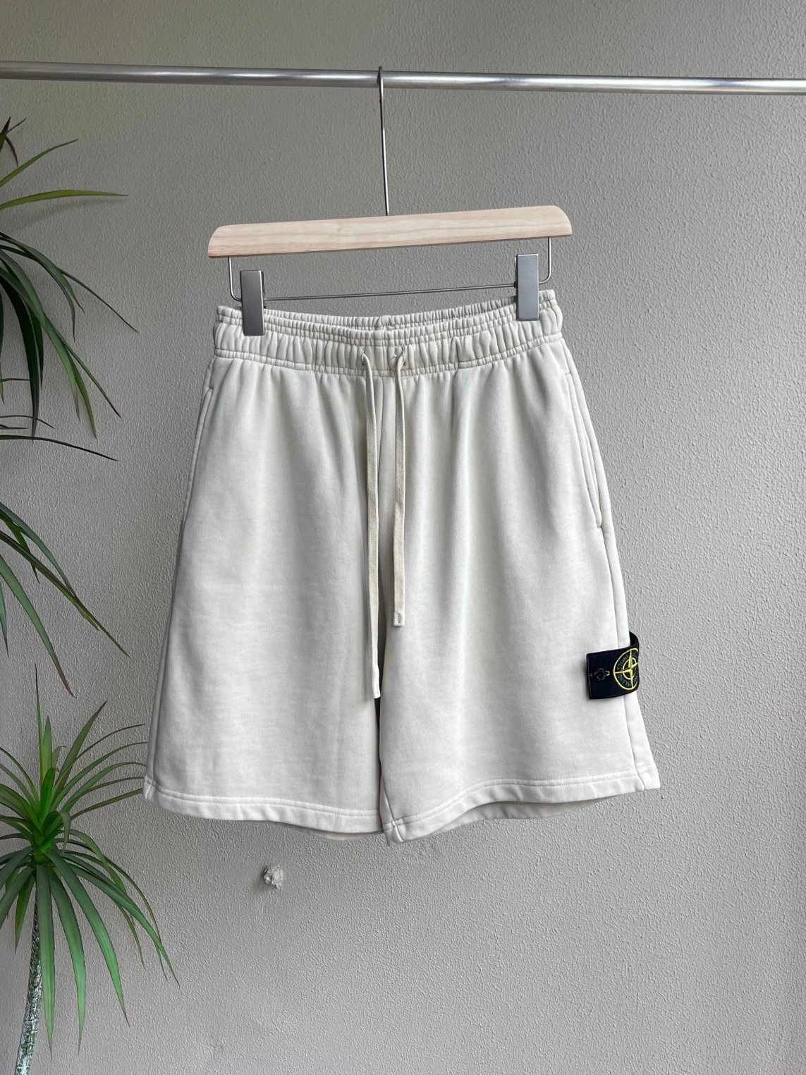 Stone Island Logo Patch Shorts Beige - 12