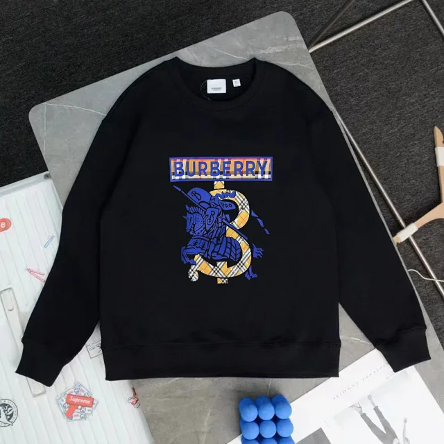 Burberry Hoodies & Sweatshirts Crewneck graphic-print sweatshirt product detail image 11