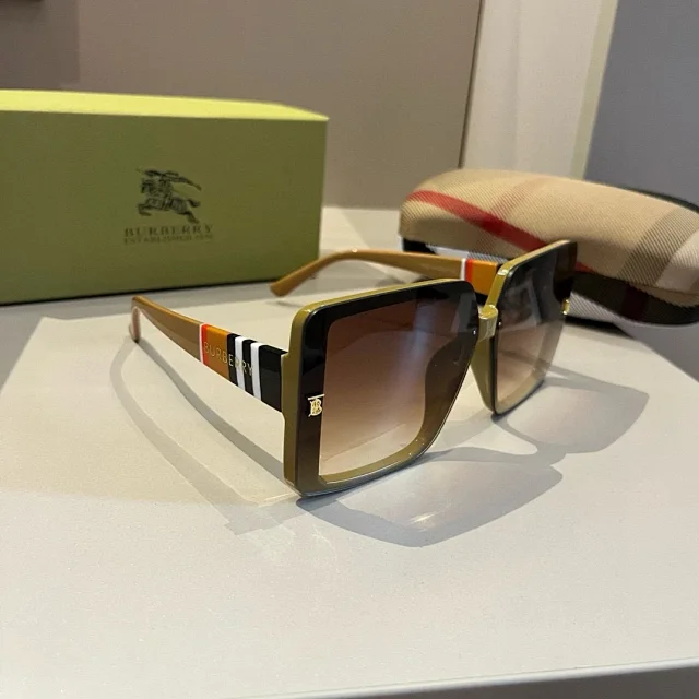 Burberry Eyewear Logo-accented sunglasses product detail image 12
